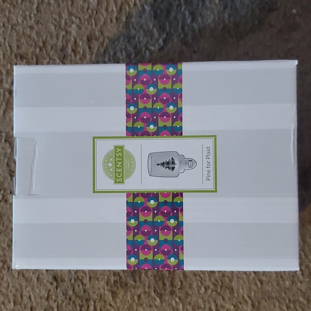 Scentsy Mini Warmer "Pine for Plaid" Brand new